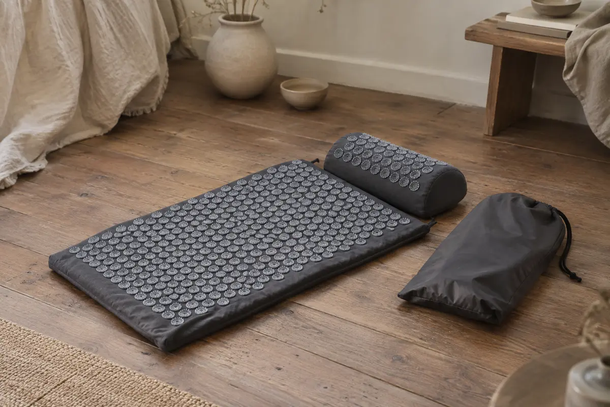 Tapis et coussin d’acupression gris ardoise avec leurs pointes en plastique et un sac en nylon.