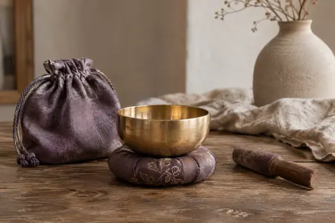 Bol chantant en laiton doré avec maillet en bois, coussin en soie et sac en tissu